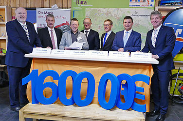 Auf dem Foto von links nach rechts: Torsten Janßen, Volksbank im Harz eG (Osterode am Harz), Dirk Leide, Volksbank Nordharz eG (Goslar), Michael Beyer-Zamzow, Geschäftsführer der Zeckvereinbarung Mountainbike-Park Harz (= Volksbank Arena Harz), Thomas Janßen und Kai Engelhardt, Volksbank Braunlage eG, Heino Oehring, Harzer Volksbank eG (Wernigerode), Dieter Brinkmann, Volksbank eG (Seesen)